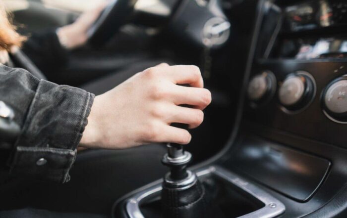jakie-moga-byc-konsekwencje-trzymania-reki-na-dzwigni-zmiany-biegow