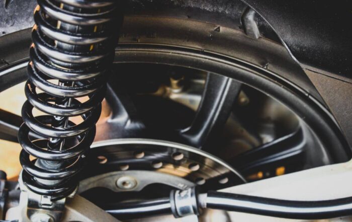 jak-dzialaja-amortyzatory-w-samochodzie