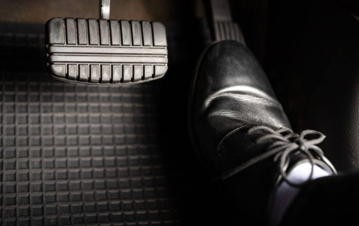 jak-dzialaja-pedaly-w-samochodzie